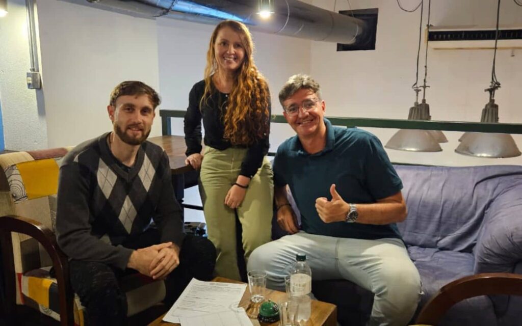 Equipe técnica do Instituto Alce em reunião de planejamento, demonstrando compromisso com a transparência, governança institucional e prestação de contas responsável em prol do impacto social sustentável.