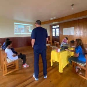Guilherme Betto e Maria Estela, mentores de carreira do Instituto Alce, conduzindo mentoria personalizada em pequenos grupos de jovens, com foco no acompanhamento contínuo dos planos de desenvolvimento profissional e inclusão no mundo do trabalho