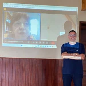 Mentores de carreira Guilherme Betto e Maria Estela do Instituto Alce em momento de mentoria, demonstrando compromisso com o acompanhamento e monitoramento dos planos de desenvolvimento profissional dos jovens participantes.