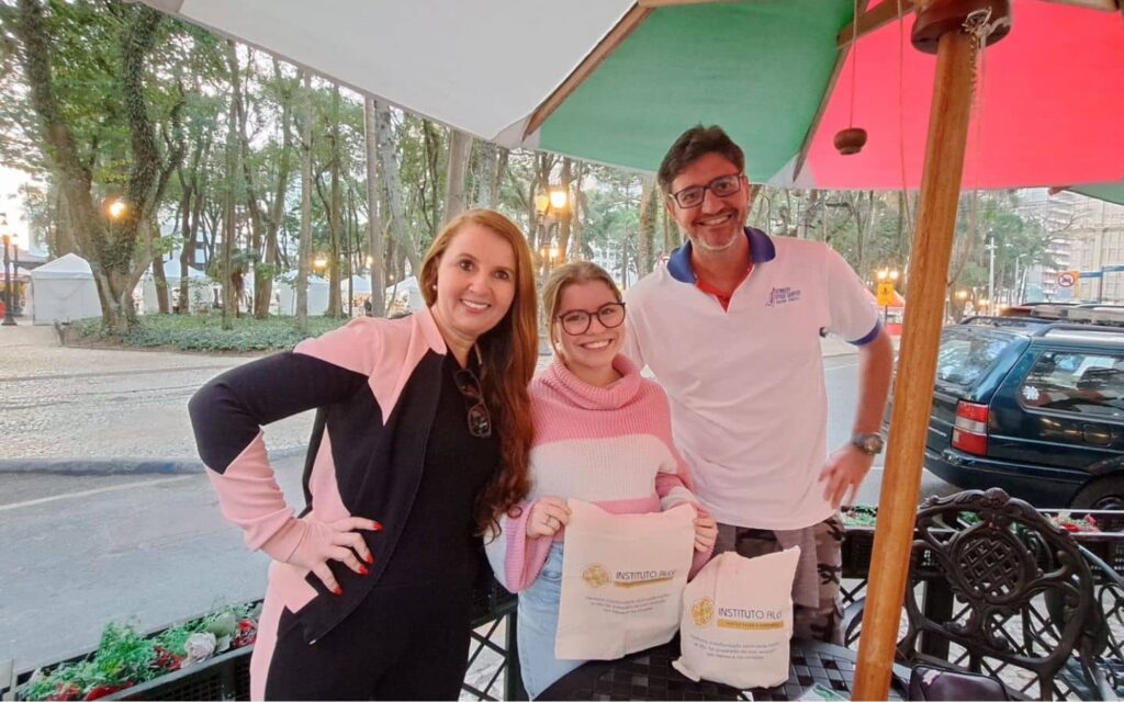 Voluntária do Instituto Alce engajada em ações sociais e programas comunitários, representando o compromisso da instituição com o fortalecimento da cultura do voluntariado no Brasil e o impacto social coletivo.