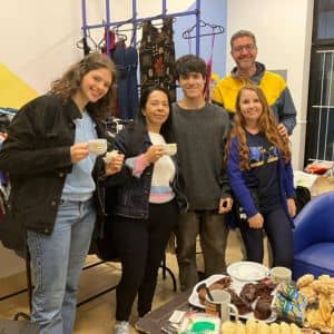 Voluntários do Instituto Alce celebrando um momento de confraternização durante ação beneficente, simbolizando união, relacionamentos saudáveis e a leveza do trabalho voluntário em equipe.