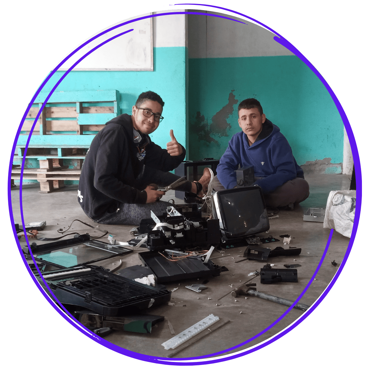Dois alunos do Instituto Alce desmontando computador para reaproveitamento de peças e descarte consciente de sucata eletrônica