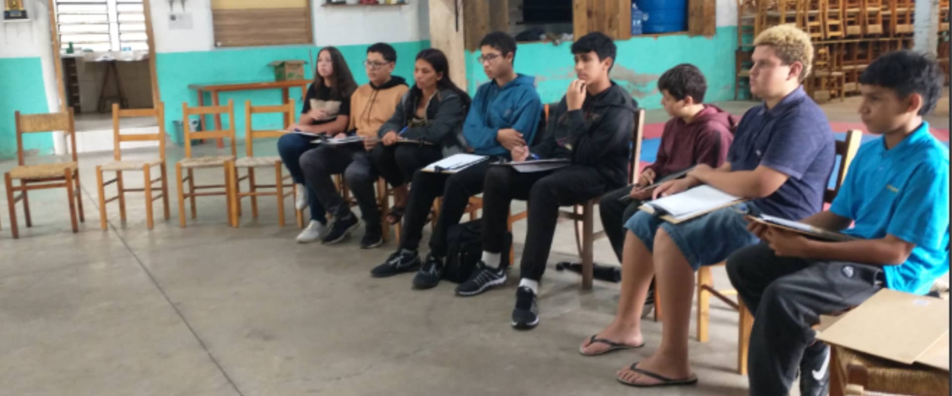 Jovens participando de atividade formativa do JovemLab em espaço comunitário, com foco em educação e protagonismo juvenil