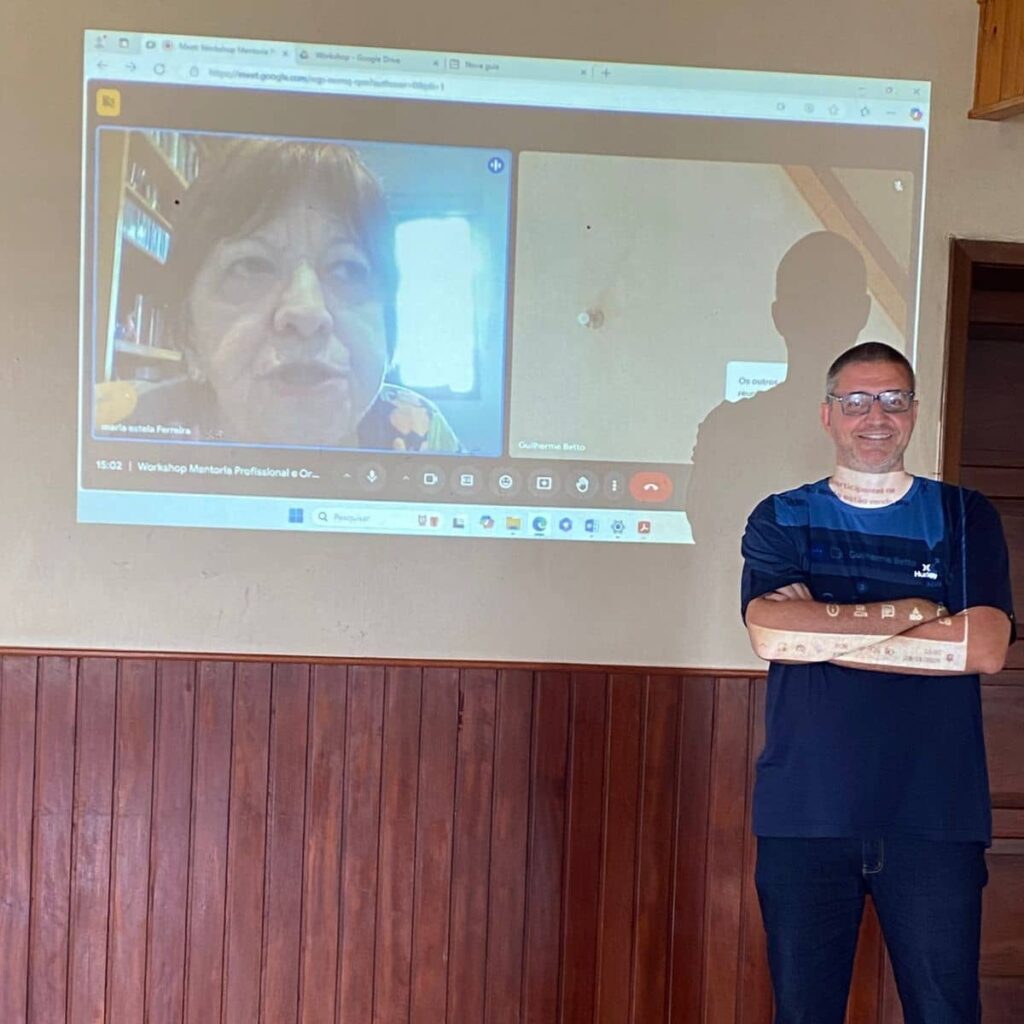Guilherme Betto conduz mentoria de carreira com jovens em atividade presencial, enquanto Maria Estela participa por Google Meet em dinâmica personalizada do Instituto Alce