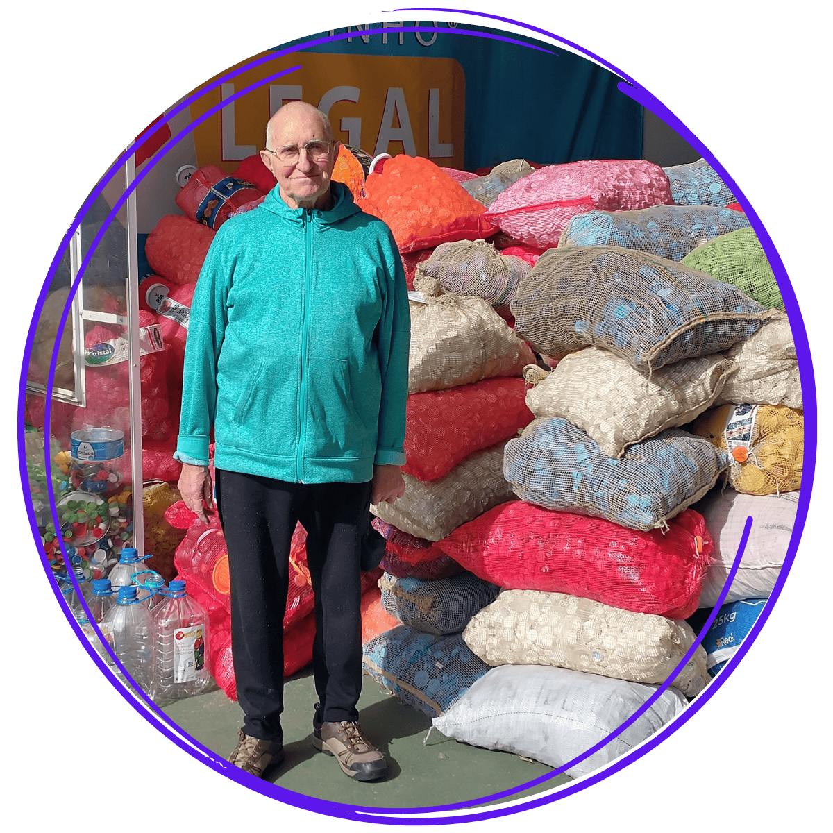 Voluntário pioneiro do Instituto Alce ao lado de sacos com tampinhas plásticas triadas e embaladas para o programa Alce Tampinhas Solidárias