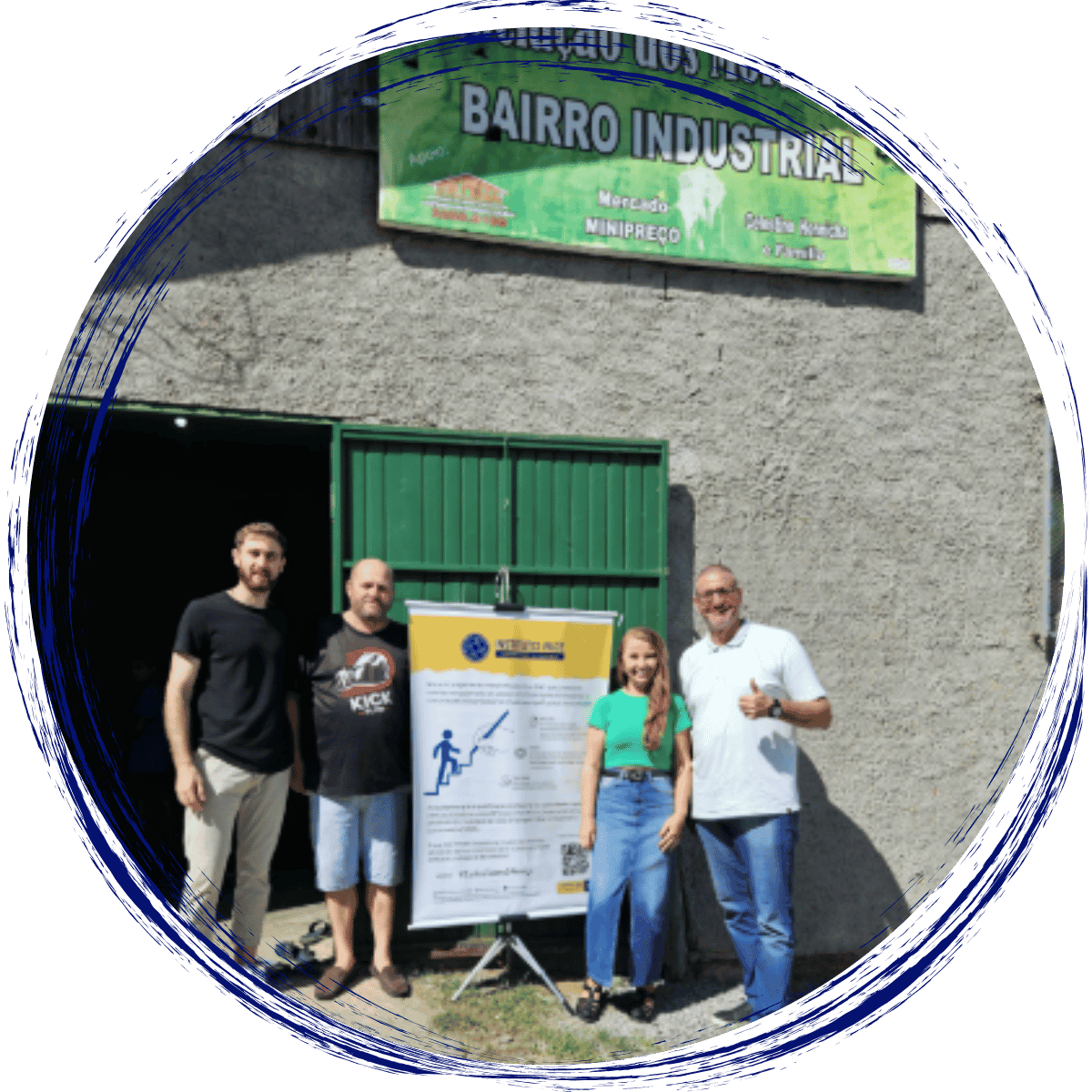 Equipe técnica do Instituto Alce em atividade de campo com o gerente de comunidades no Bairro Industrial, em Farroupilha