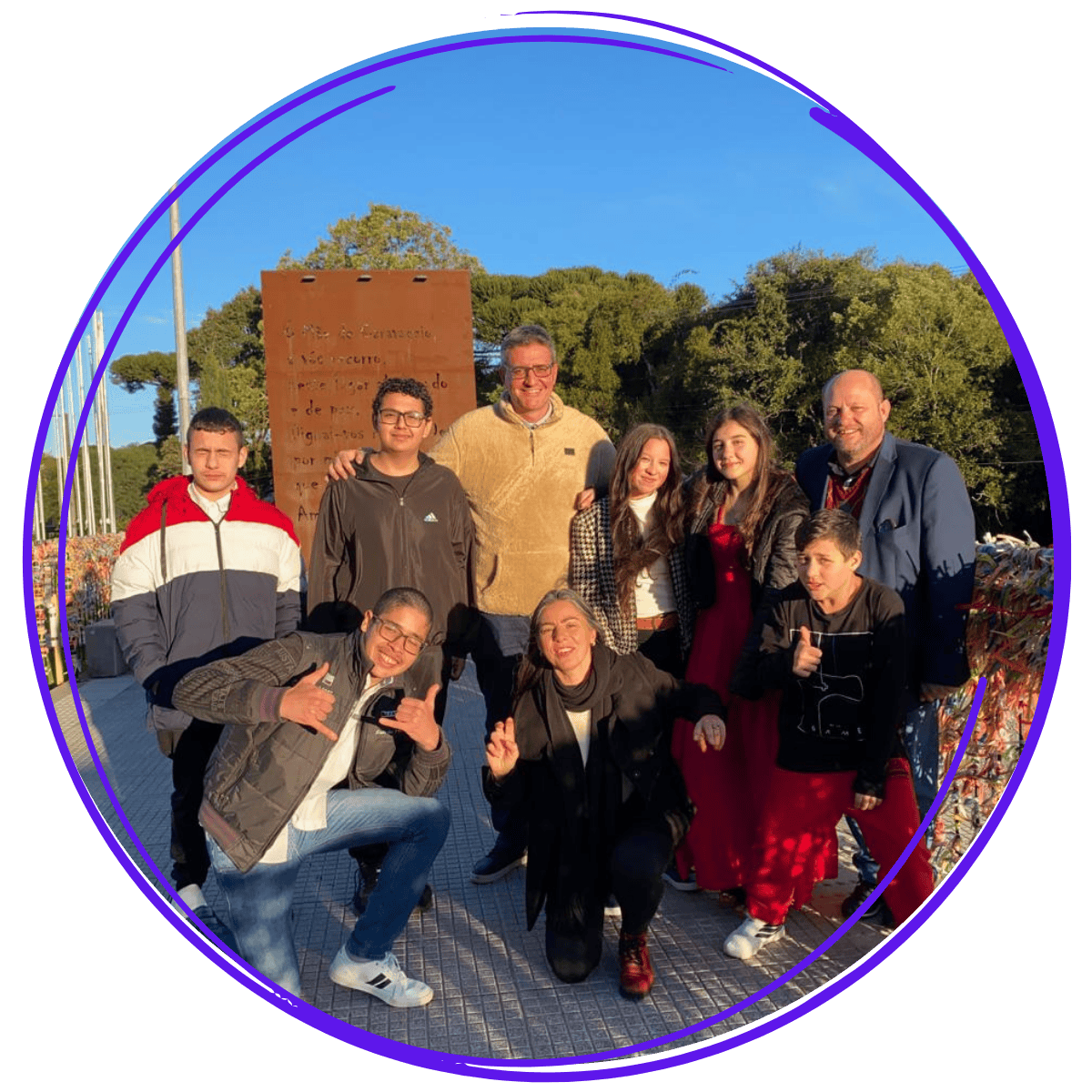 Grupo de alunos do curso de Empreendedorismo e Inovação com equipe do Instituto Alce no Santuário de Caravaggio, em Farroupilha, em momento de integração e confraternização