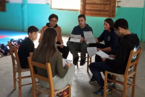 Grupo reduzido de adolescentes em roda durante dinâmica de mentoria de carreira e orientação profissional no Instituto Alce
